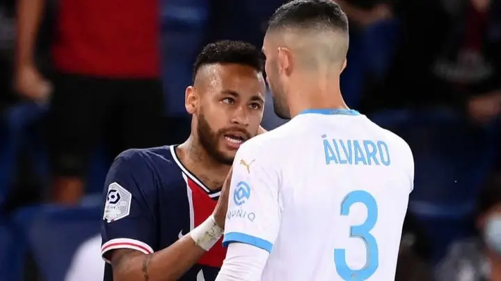 Neymar y Álvaro, en su rifirrafe en el PSG-Marsella. 