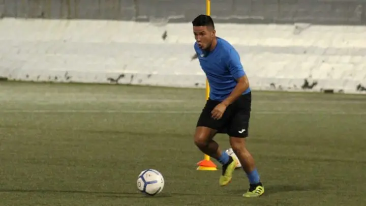 Luis Manuel Galeano pateando el balón. 