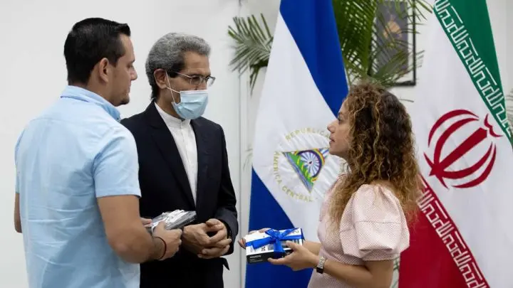 Embajador de Irán entrega disco duro con material fílmico a Canal 6 y la Cinemateca de Nicaragua.