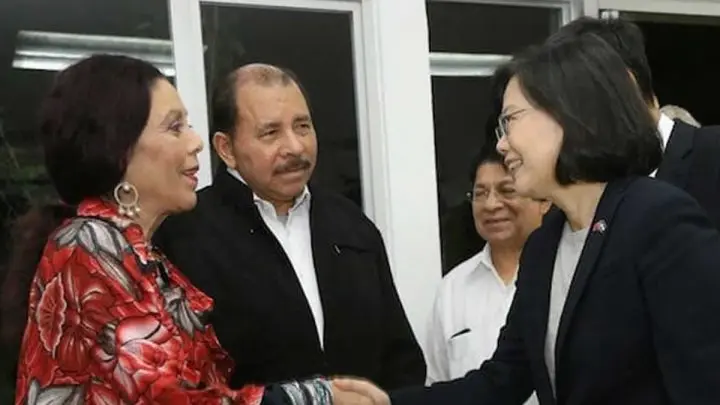 Daniel Ortega, Rosario Murillo y Presidente Taipéi de Taiwán se saludan.