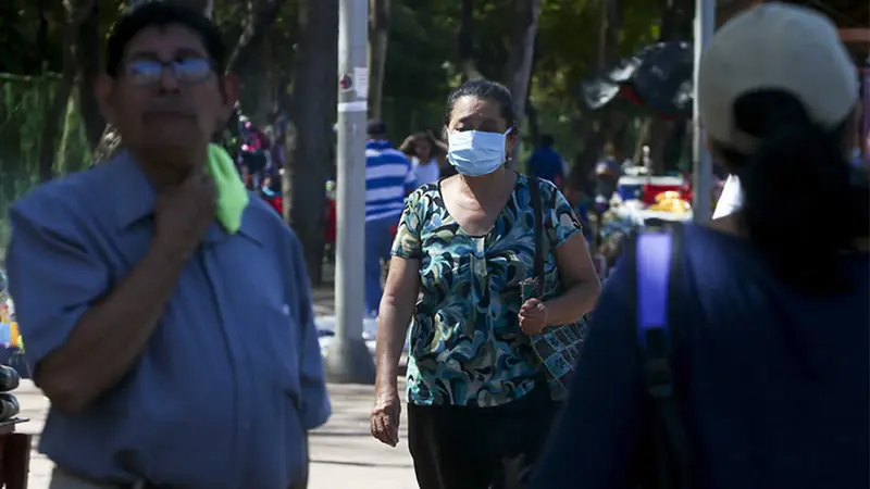 Persona con mascarilla en Nicaragua.