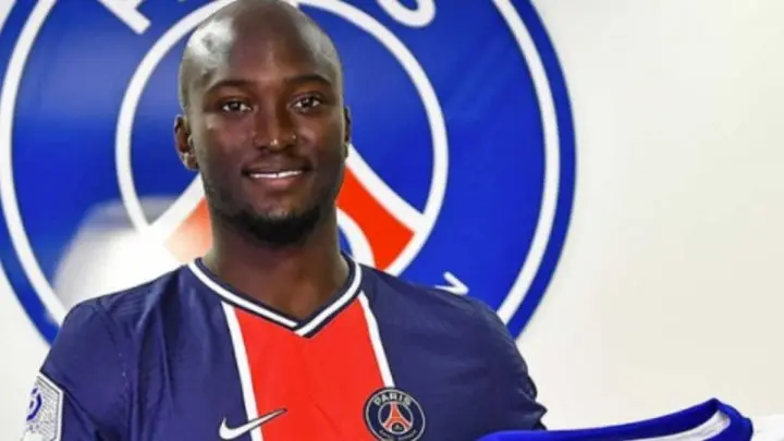 Danilo Pereira con la nueva camiseta del PSG.