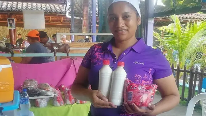 Protagonista ofertando su producto en el Parque Nacional de Ferias.