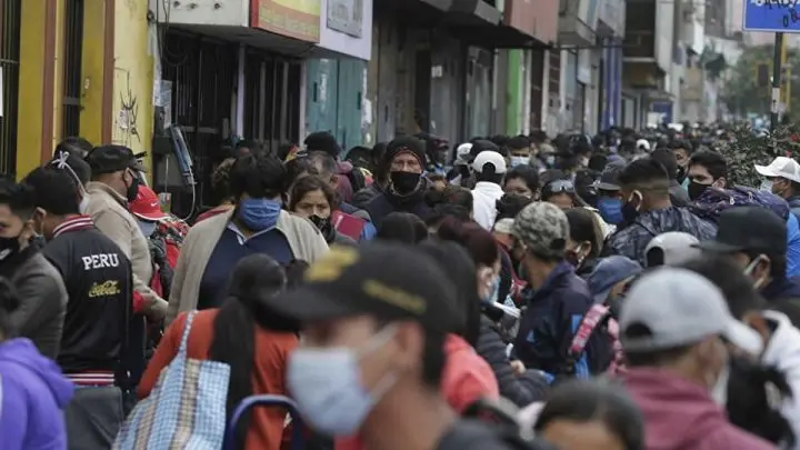 Calle de Perú llena de personas.