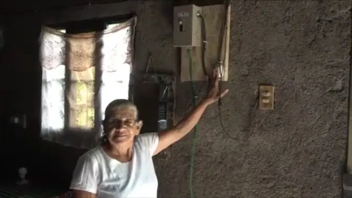 Protagonista con su medidor en la comunidad Las Lagunas, Boaco.