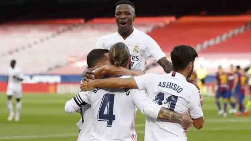 Real Madrid celebra su triunfo ante el Barcelona.