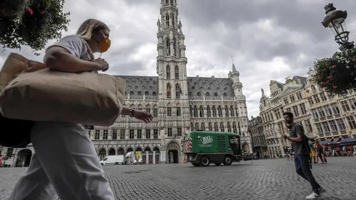 Personas con mascarilla en Europa.