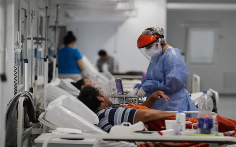 Una medico atiende a un paciente positivo de Coronavirus (COVID-19).