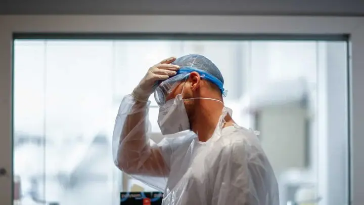 Médico atiende a pacientes de COVID.