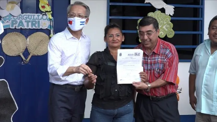 Entregan casa a doña Reyna Vásquez.