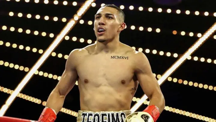 Teófimo López Jr. en combate.