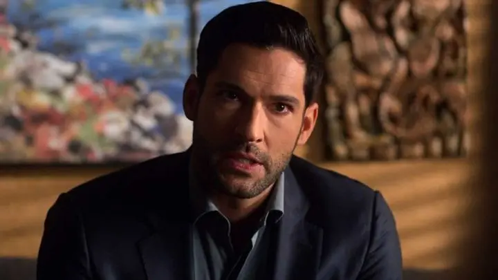 Tom Ellis en serie Lucifer.