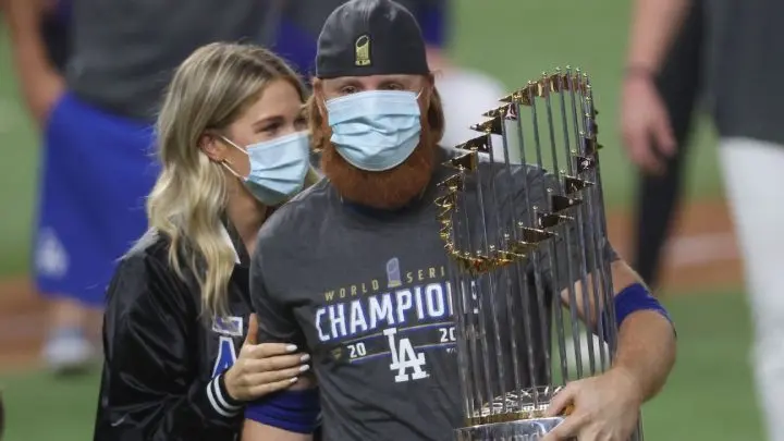 Turner celebra triunfo con los Dodgers pese a ser positivo de COVID-19