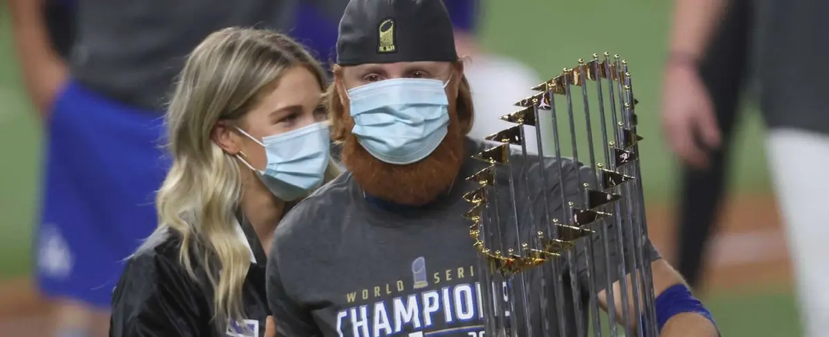 Turner celebra triunfo con los Dodgers pese a ser positivo de COVID-19