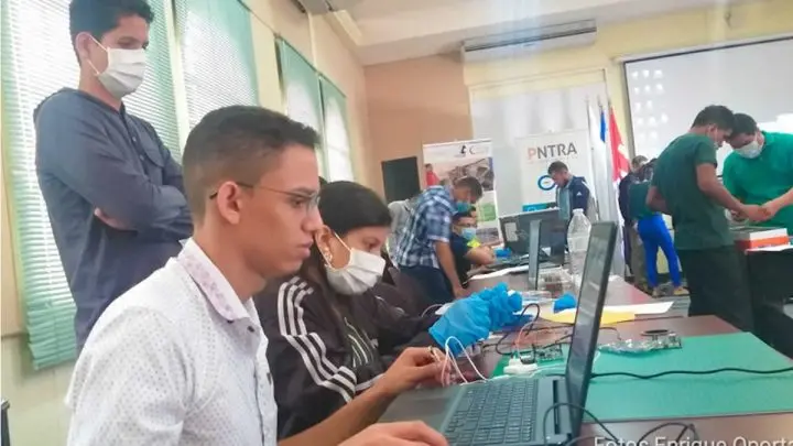 Estudiantes presentando su proyecto final en el CEABAD.