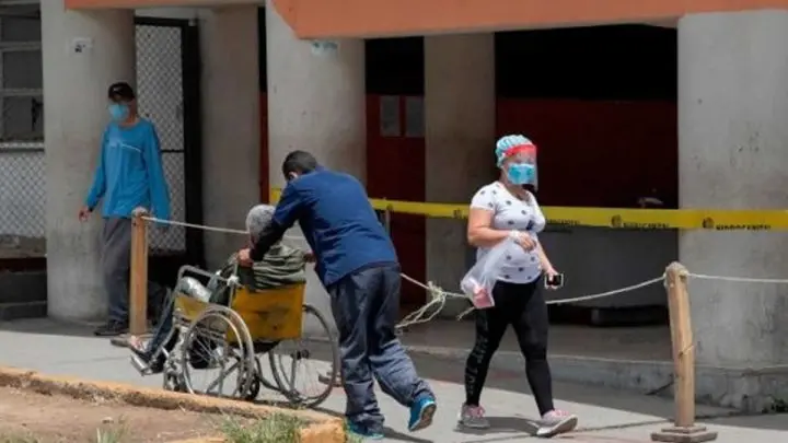Personas con mascarilla en calles de Venezuela.