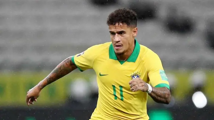 Coutinho corre deprisa para alcanzar el balón en un juego.
