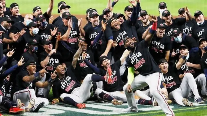 Los Bravos de Atlanta celebran la victoria de la serie divisional