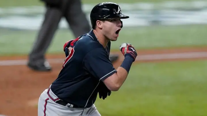 Austin Riley de los Bravos grita de emoción.