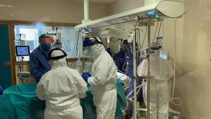 Médicos españoles atienden a afectado con Coronavirus.