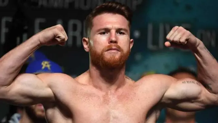 "Canelo" Álvarez muestra sus musculosos brazos.