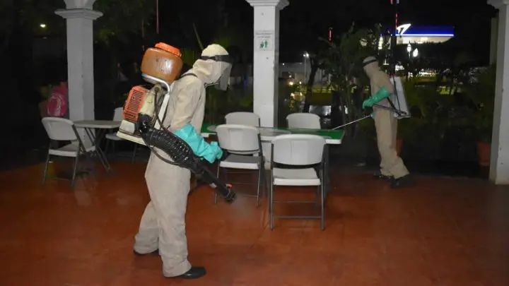 Efectivo militar rocía con peróxido de hidrógeno zona pública de El Viejo