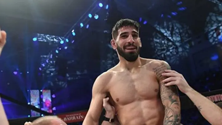 Ilia Topuria celebra tras ganar una pelea