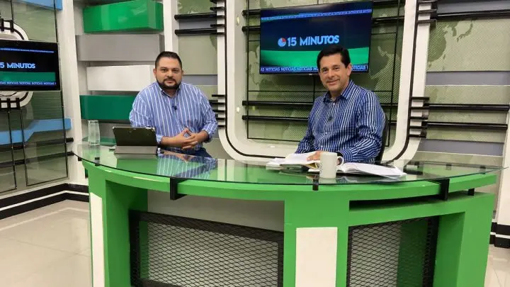 Roberto Zúñiga sonríe junto al diputado Wálmaro Gutiérrez.