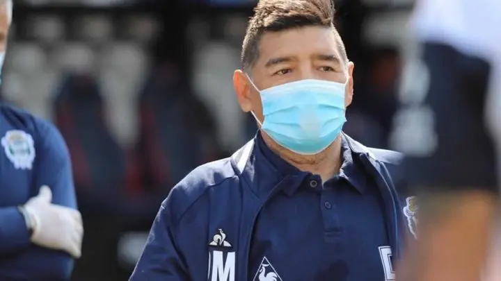Diego Maradona usando mascarilla en un encuentro deportivo