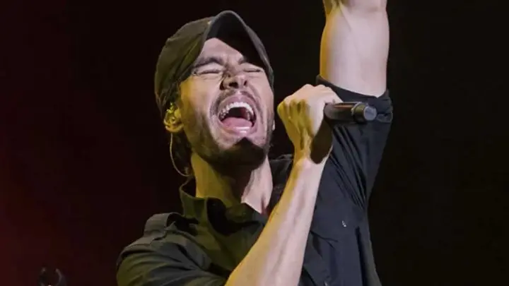 Enrique Iglesias canta en un concierto.