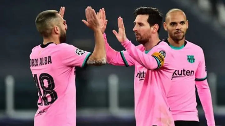 Messi festeja gol con su compañero de equipo.