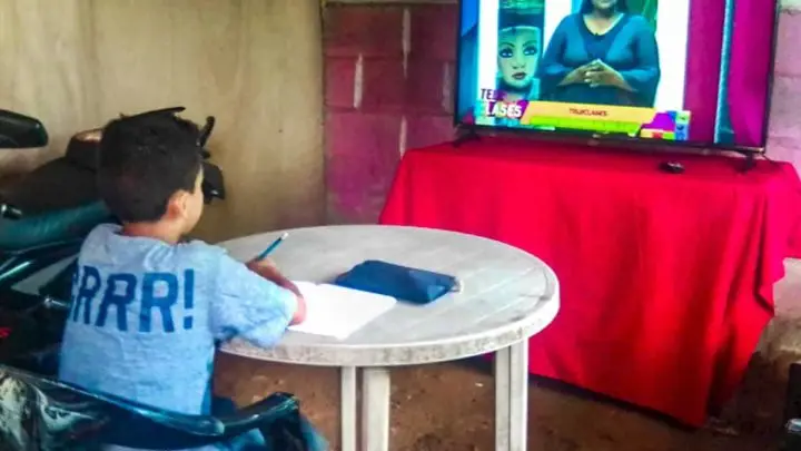 Niño nicaragüense refuerza sus materias mediante las Teleclases