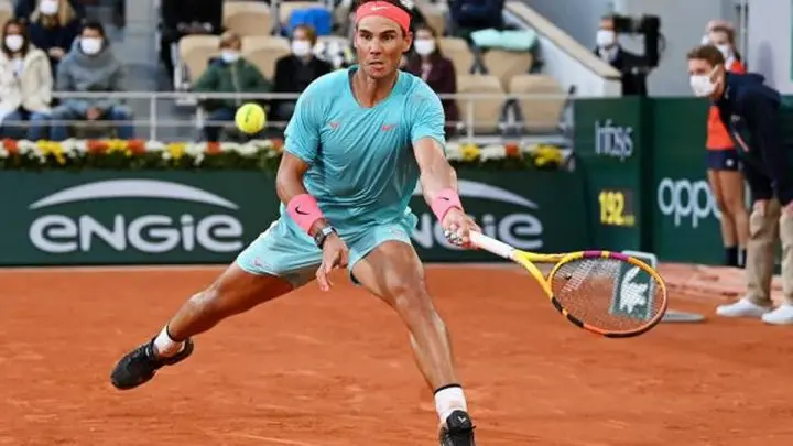 Rafael Nadal captura pelota en medio del partido.