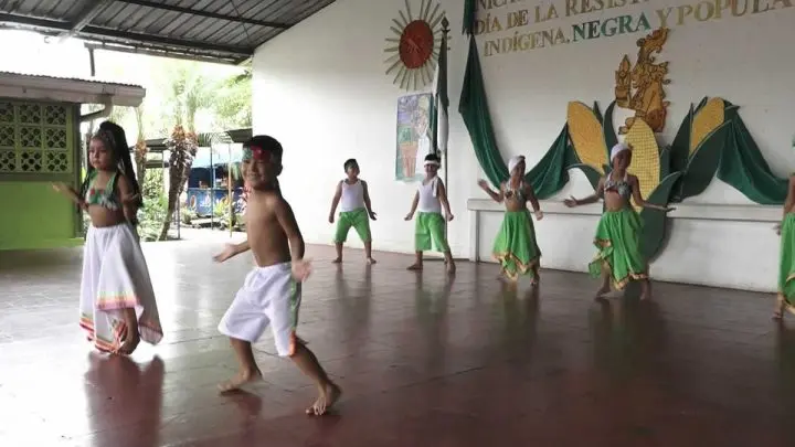 Niños bailan canciones típicas de Nicaragua