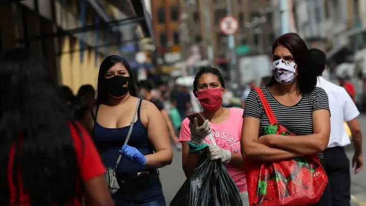 Ciudadanos usan medidas sanitarias ante Coronavirus.
