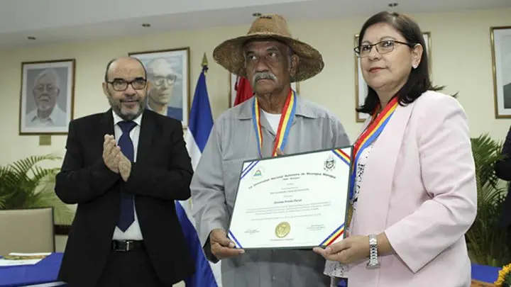 Profesor Orlando Pineda Flores recibe título de "Doctor Honoris Causa en Educación".
