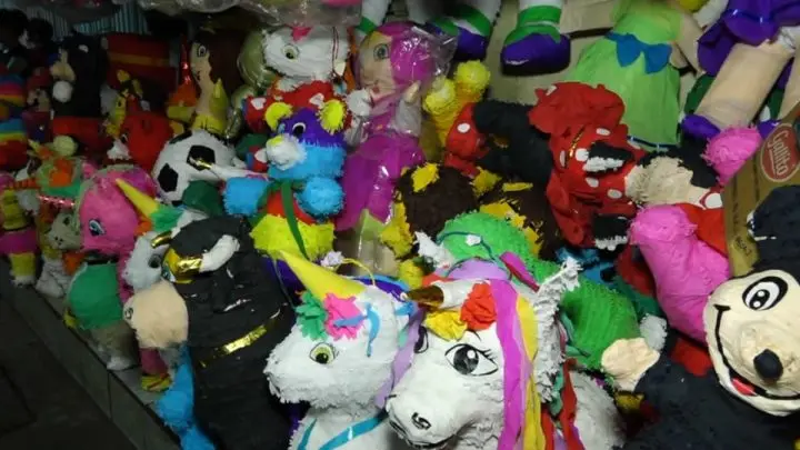 Diversas piñatas en el mercado de Masaya.