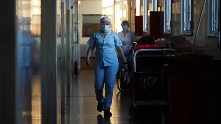 Médico recorre unidad de salud en Argentina