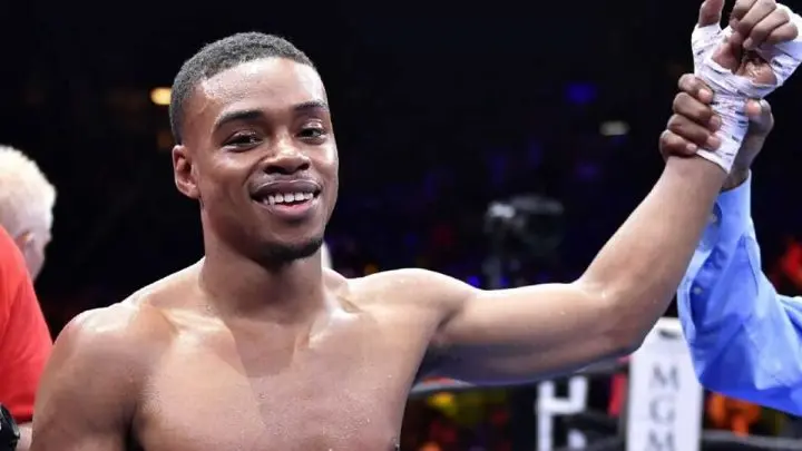 Errol Spence sonríe después de ganar un combate