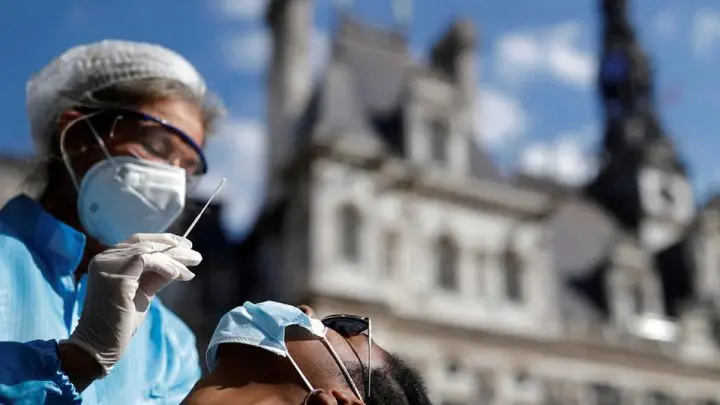 Un trabajador de salud administra un hisopo nasal a un paciente en París (Francia), el 2 de septiembre de 2020.