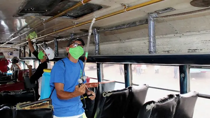 Fumigan unidades de transporte colectivo como medida de prevención ante COVID-19.