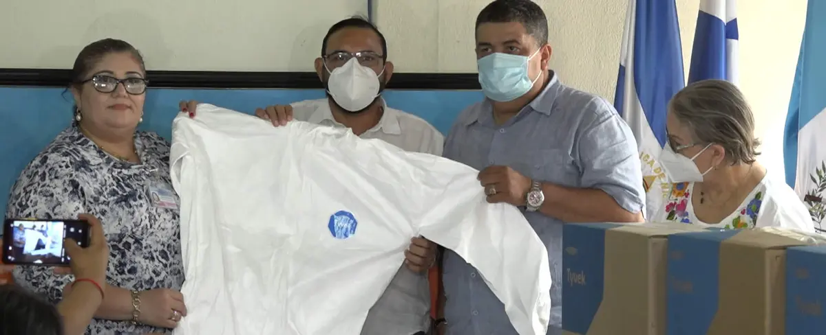 Parlacen entrega al sector salud de Nicaragua trajes de protección contra la COVID-19