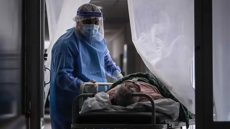 Paciente con COVID-19 es atendido por personal de la salud.