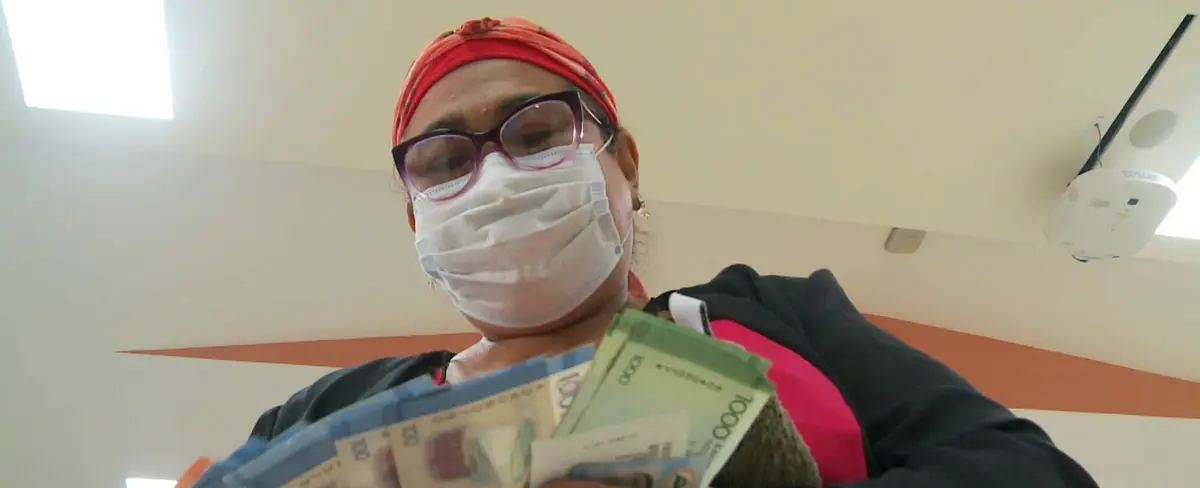 Trabajadores del Ministerio de Educación reciben pago de su aguinaldo adelantado