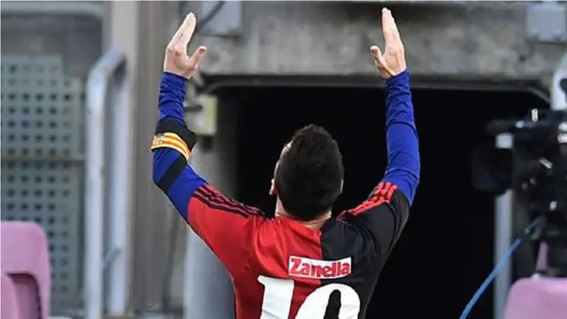 Lionel Messi le dedicó en el terreno de juego a su compatriota Diego Armando Maradona. Lionel Messi le dedicó en el terreno de juego a su compatriota Diego Armando Maradona.