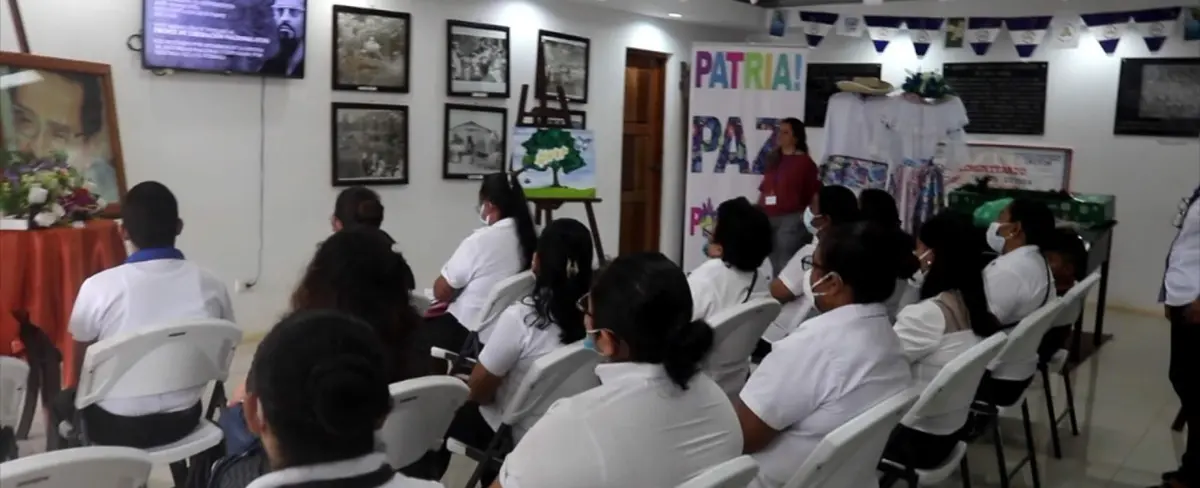 Bibliotecarios reciben reconocimiento por su ardua labor en Nueva Guinea