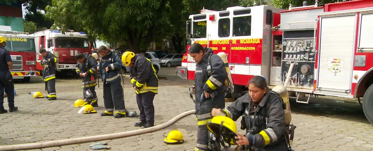 Bomberas de Managua exponen destrezas en jornada de prácticas