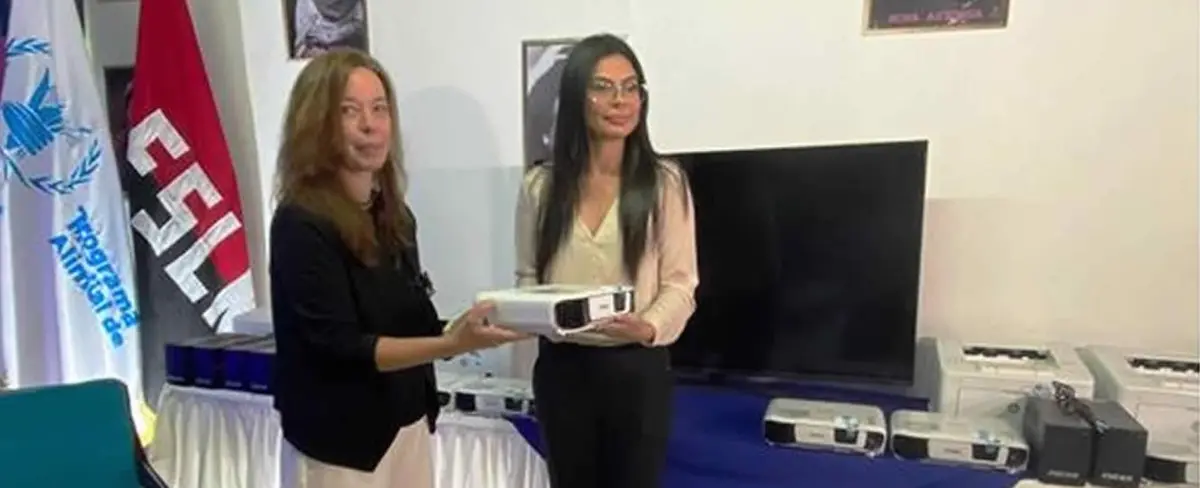 PMA entrega 52 equipos tecnológicos al Ministerio de la Mujer