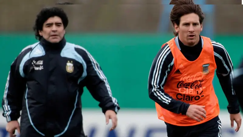 Maradona dirigía a Messi, durante el Mundial de Sudáfrica 2010. Maradona dirigía a Messi, durante el Mundial de Sudáfrica 2010.