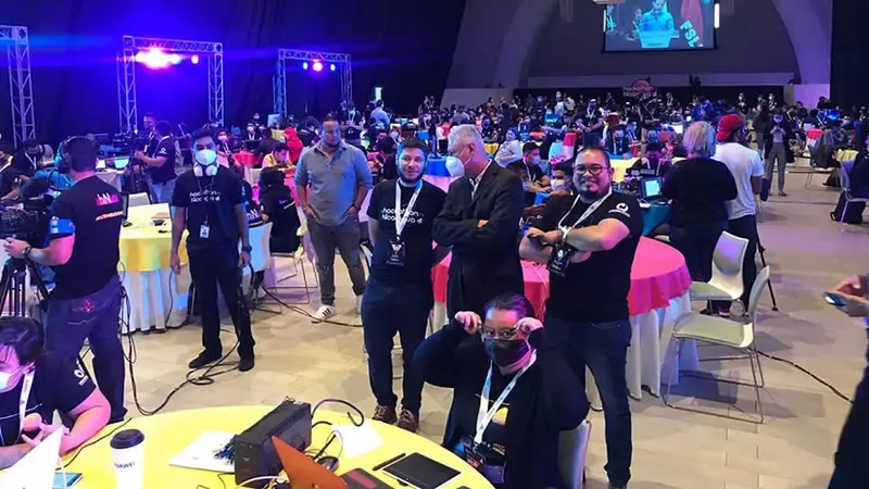 Jóvenes aficionados a la tecnología participan en festival Hackathon Jóvenes aficionados a la tecnología participan en festival Hackathon.